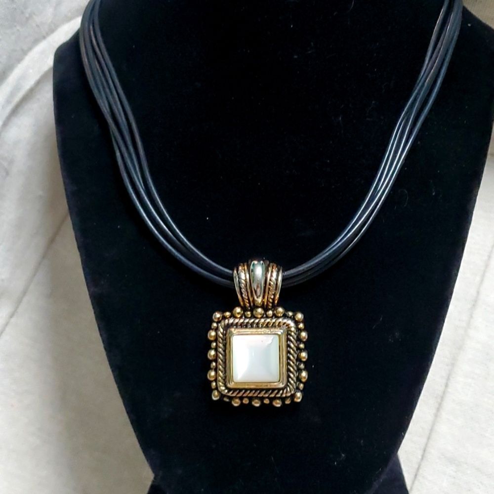 Vintage Mother of Pearl Necklace Earrings Set - Picture 2 of 6